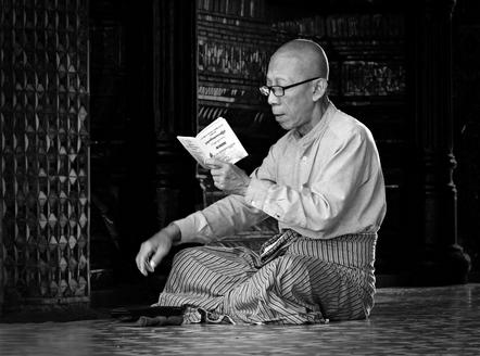 Lesender Buddhist Ralf G Keil