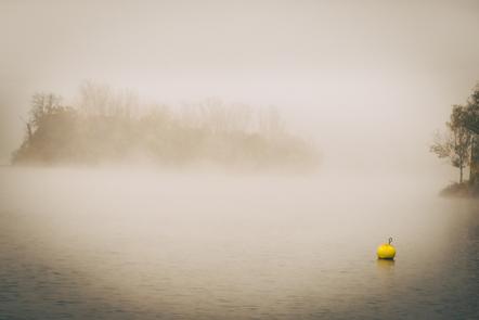 Nebel ueber dem Fluss Helga Warnke